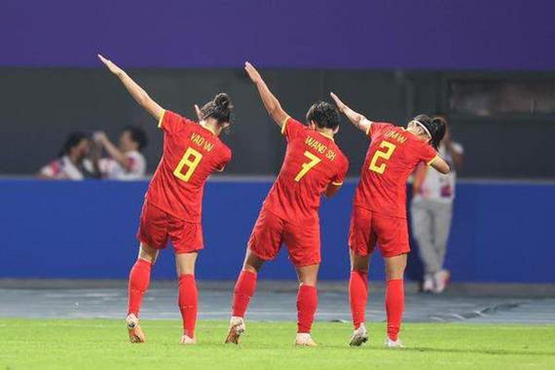 女足国家队在比赛中展现实力，成功晋级